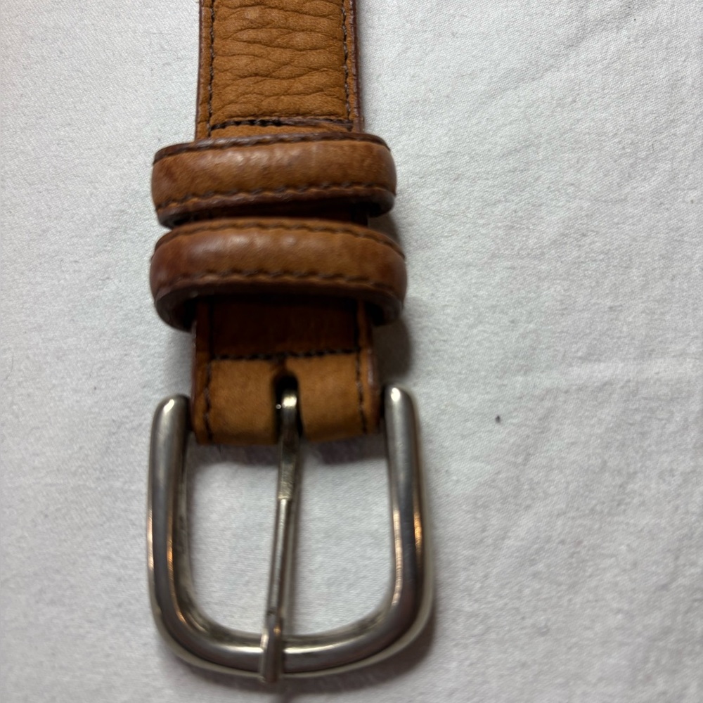 Full grain Cowhide. Cowhide lined Sz 40
Silver colored Buckle